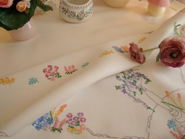 Adorable hand embroidered tablecloth with british garden, so many flowers !