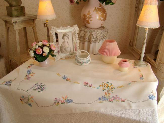 Adorable hand embroidered tablecloth with british garden, so many flowers !