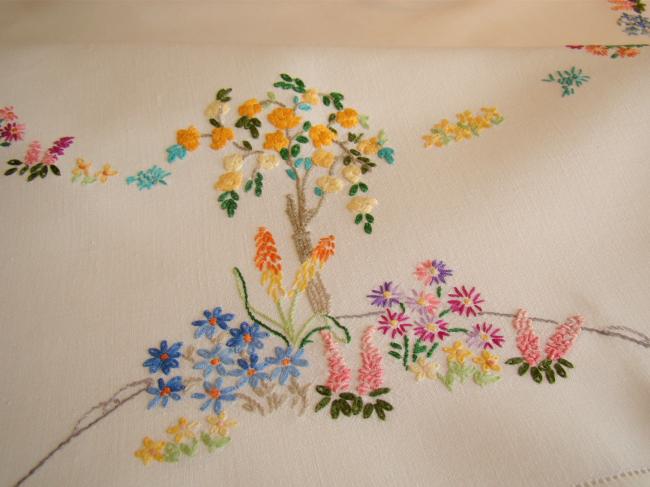 Adorable hand embroidered tablecloth with british garden, so many flowers !