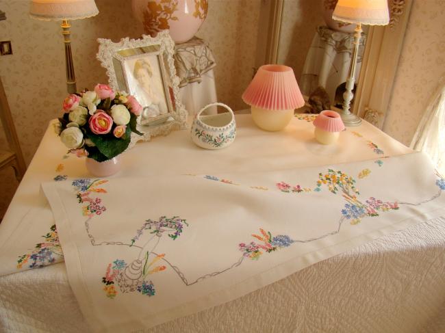 Adorable hand embroidered tablecloth with british garden, so many flowers !