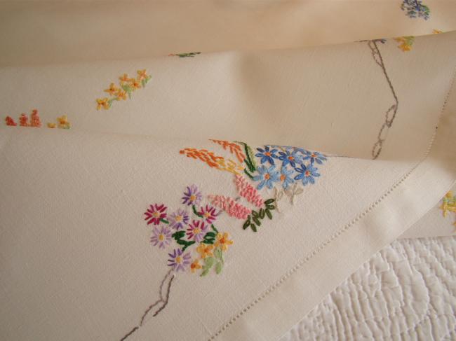 Adorable hand embroidered tablecloth with british garden, so many flowers !