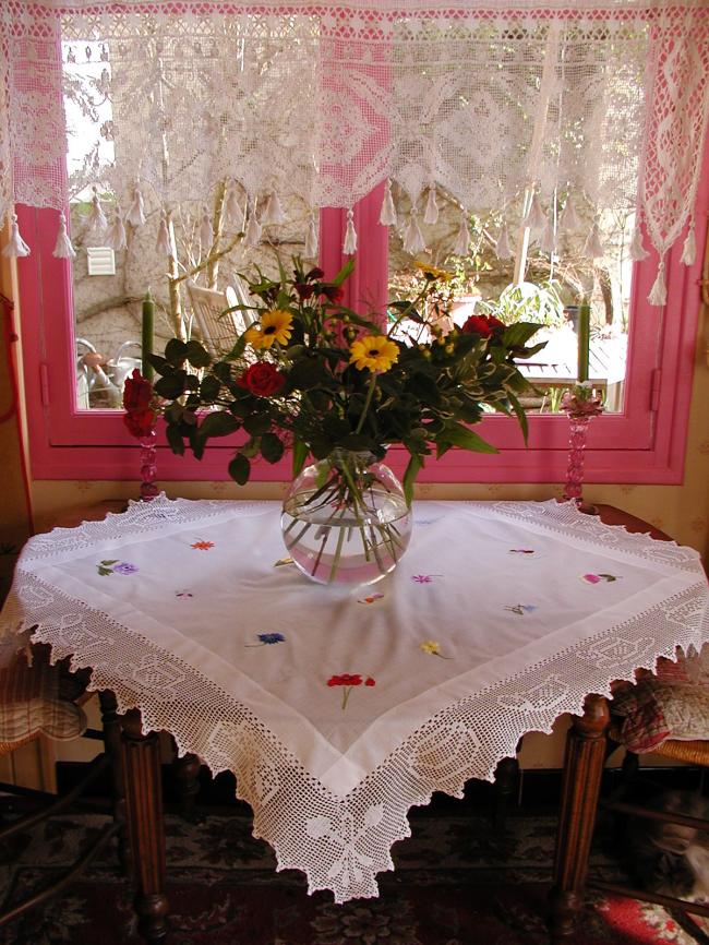 Original tablecloth in veil of cotton with hand-embroidered sowing of flowers