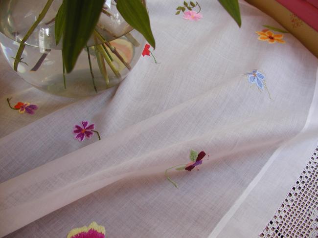 Original tablecloth in veil of cotton with hand-embroidered sowing of flowers