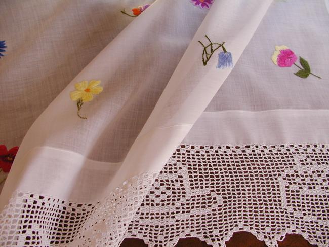 Original tablecloth in veil of cotton with hand-embroidered sowing of flowers