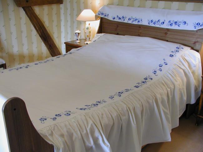 Charmant ensemble couvre-lit, rideaux et cantonnière brodé de centaurées