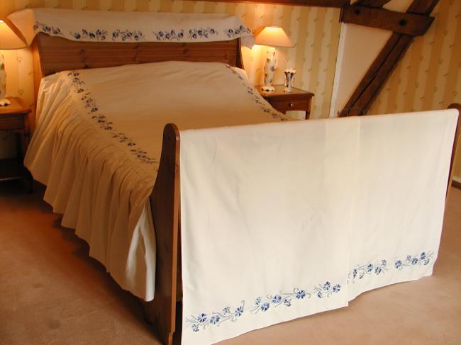 Charmant ensemble couvre-lit, rideaux et cantonnière brodé de centaurées