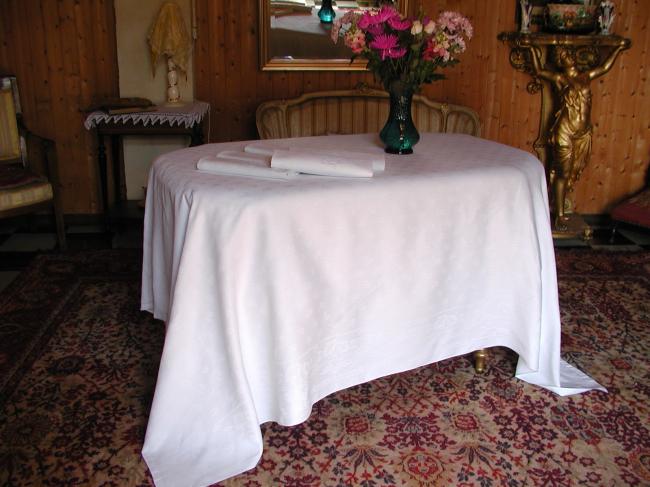 Lovely tablecloth in damask with hand-embroidered monogram BR + 5 serviettes