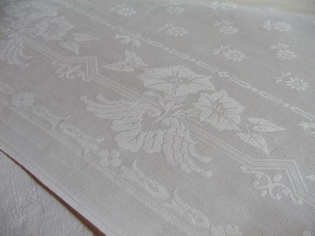 Lovely tablecloth in damask with hand-embroidered monogram BR + 5 serviettes