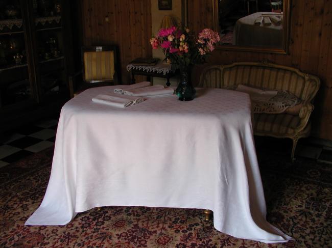 Lovely tablecloth in damask with hand-embroidered monogram BR + 5 serviettes