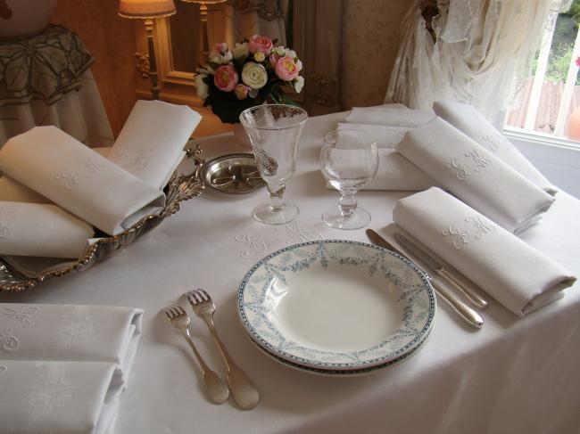 Wonderful tablecloth with its 12 matching serviettes in damask of roses, mono GM