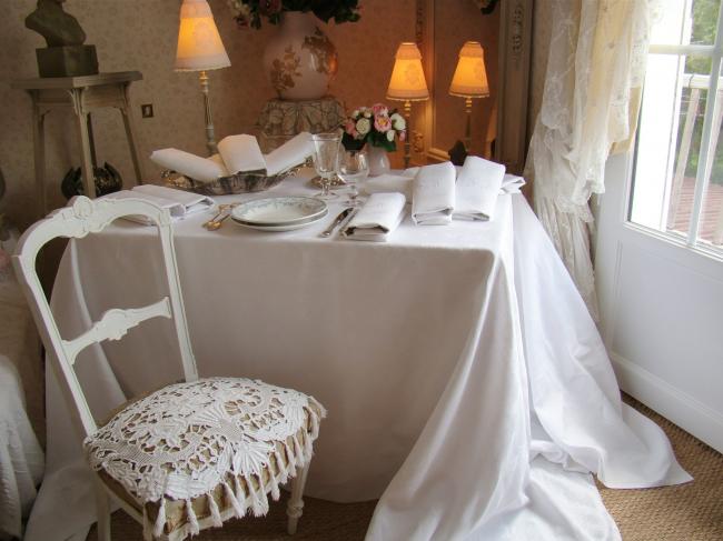 Wonderful tablecloth with its 12 matching serviettes in damask of roses, mono GM