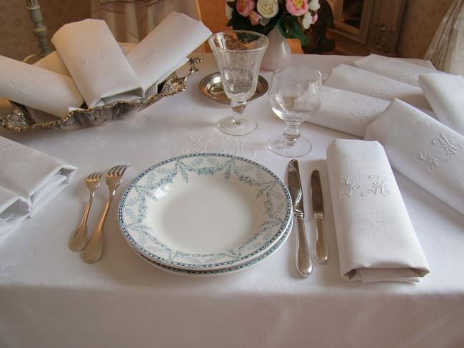 Wonderful tablecloth with its 12 matching serviettes in damask of roses, mono GM