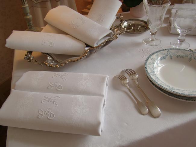 Wonderful tablecloth with its 12 matching serviettes in damask of roses, mono GM