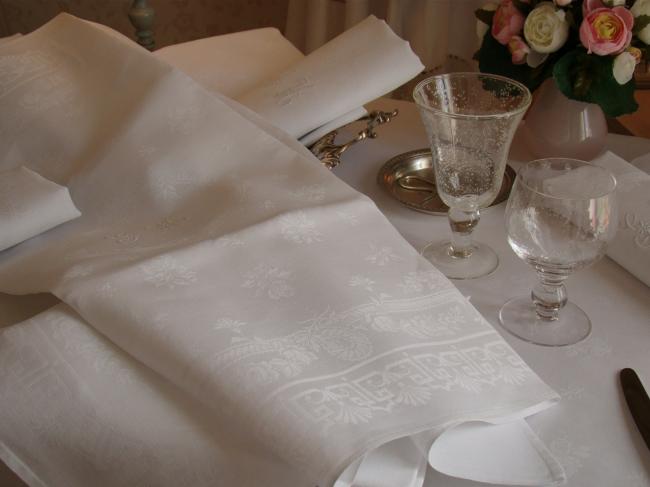 Wonderful tablecloth with its 12 matching serviettes in damask of roses, mono GM