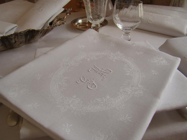 Wonderful tablecloth with its 12 matching serviettes in damask of roses, mono GM