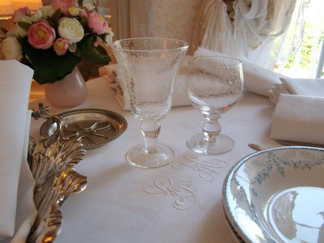 Wonderful tablecloth with its 12 matching serviettes in damask of roses, mono GM