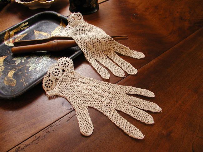 Lovely pair of gloves in  irish guipure lace