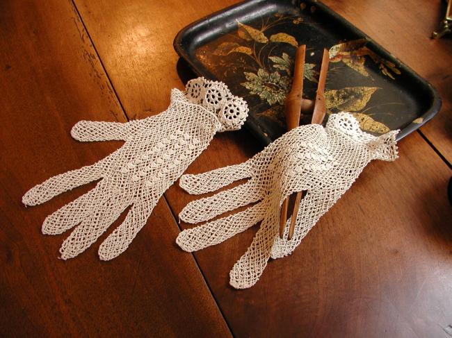 Lovely pair of gloves in  irish guipure lace