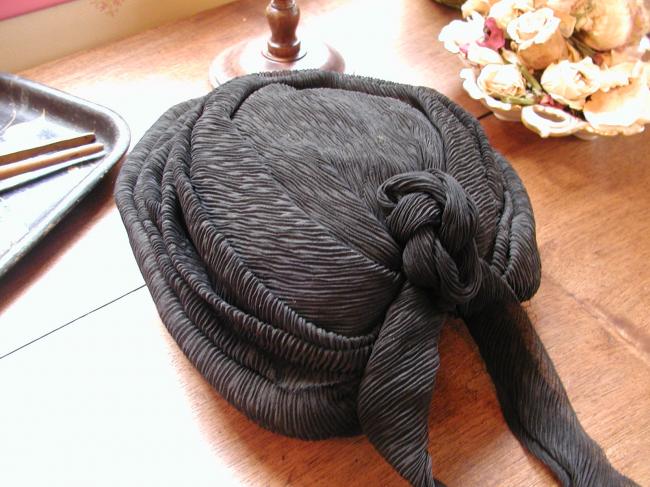 Charming woman turban hat in crepe of black silk 1920