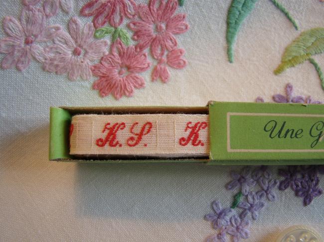 Boite de ruban blanc avec initiales 'KS' tissées en rouge 1920, Marque Ary