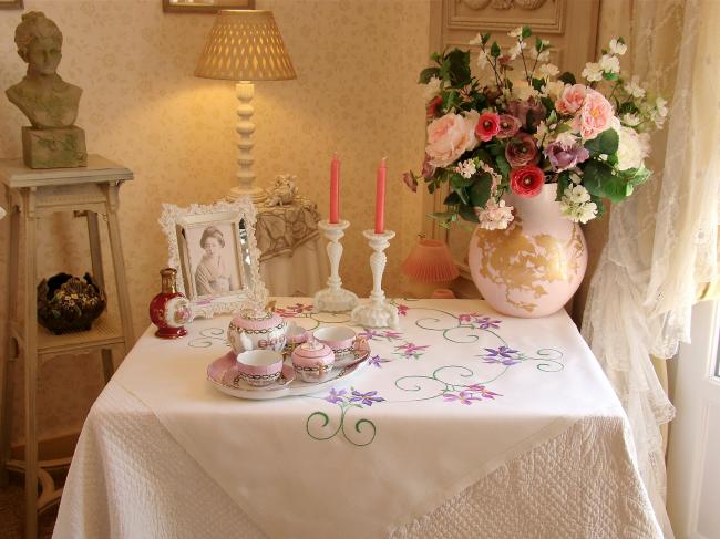 Spectacular tablecloth with hand-embroidered clematite 1940-50