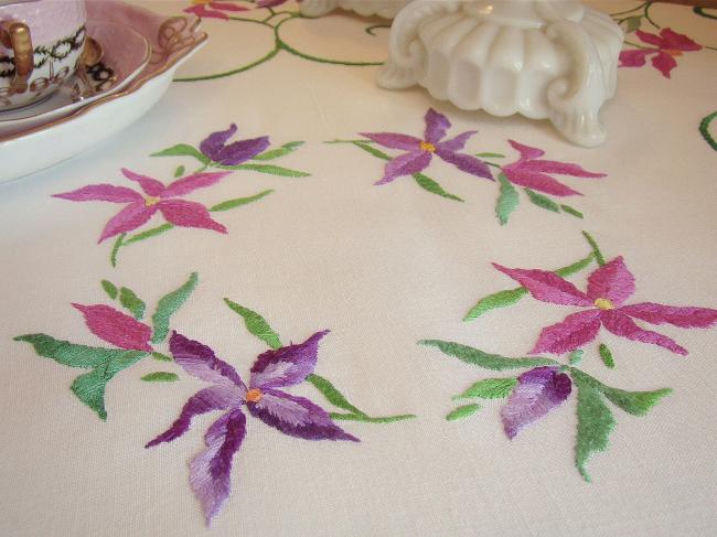 Spectacular tablecloth with hand-embroidered clematite 1940-50