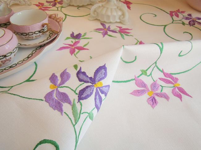 Spectacular tablecloth with hand-embroidered clematite 1940-50