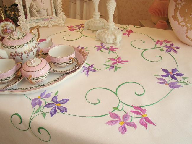 Spectacular tablecloth with hand-embroidered clematite 1940-50