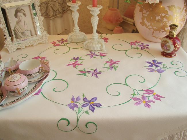 Spectacular tablecloth with hand-embroidered clematite 1940-50