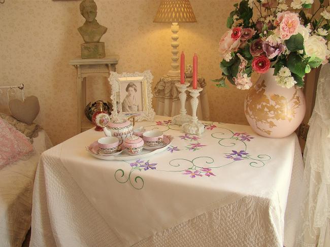 Spectacular tablecloth with hand-embroidered clematite 1940-50