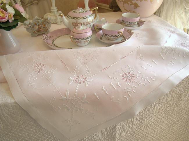 Wonderful tablecoth in pure fine linen with exquisite embroidered butterflies