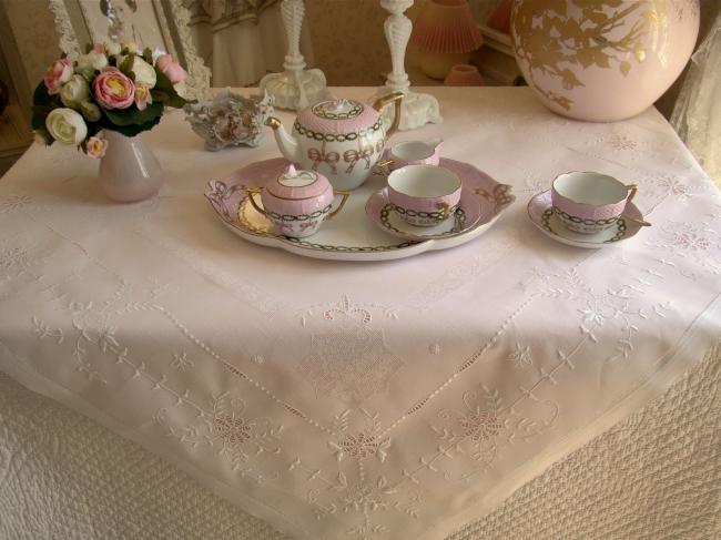 Wonderful tablecoth in pure fine linen with exquisite embroidered butterflies