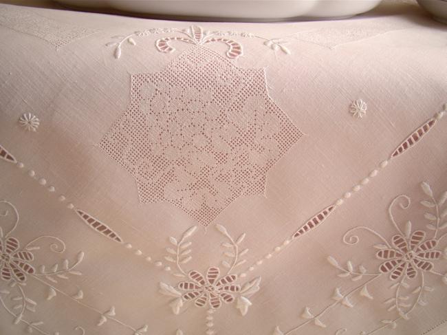 Wonderful tablecoth in pure fine linen with exquisite embroidered butterflies