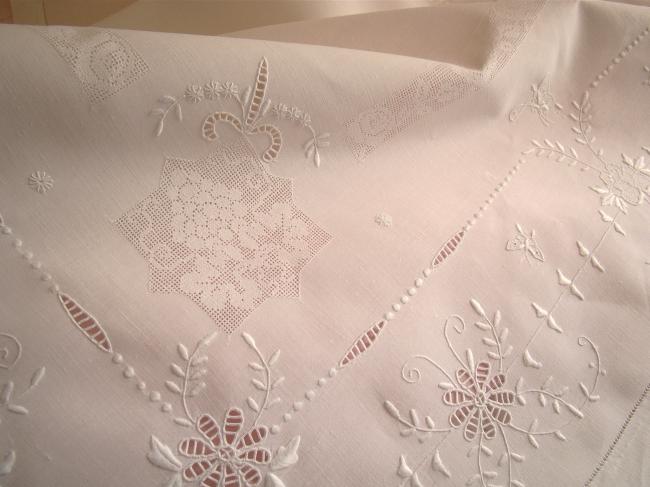 Wonderful tablecoth in pure fine linen with exquisite embroidered butterflies