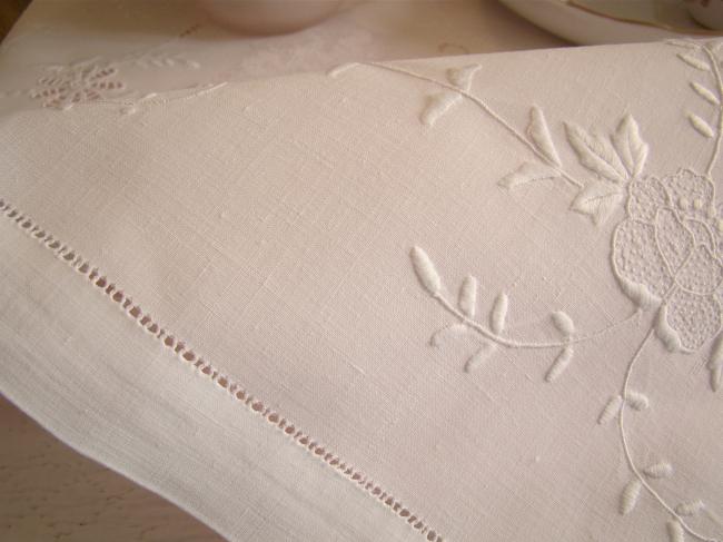 Wonderful tablecoth in pure fine linen with exquisite embroidered butterflies