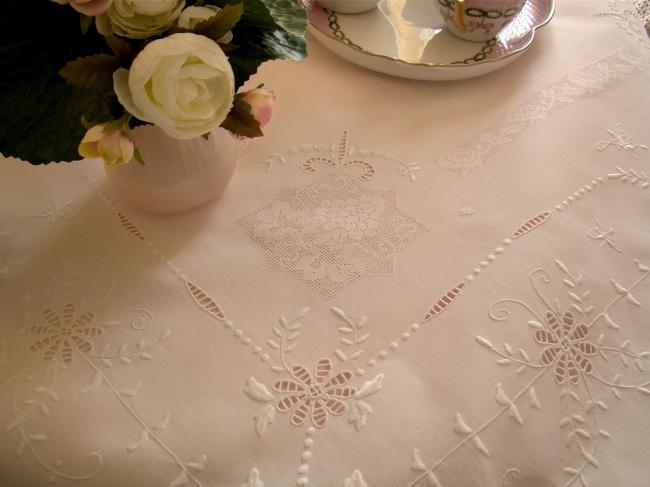 Wonderful tablecoth in pure fine linen with exquisite embroidered butterflies