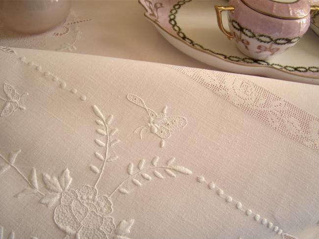 Wonderful tablecoth in pure fine linen with exquisite embroidered butterflies