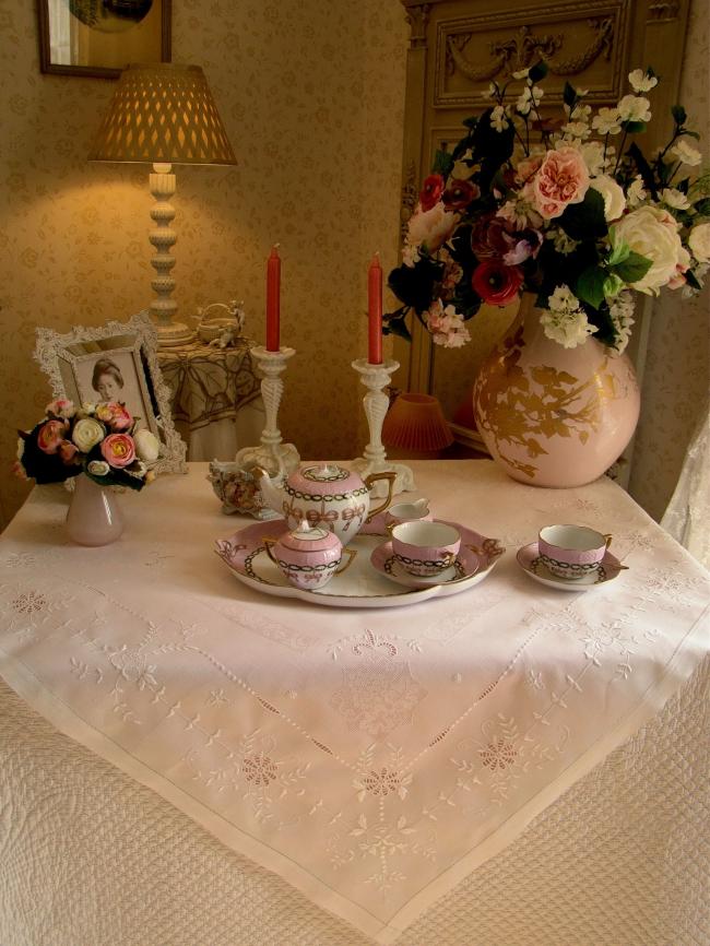 Wonderful tablecoth in pure fine linen with exquisite embroidered butterflies