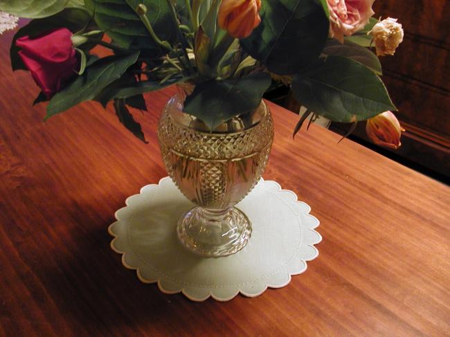 Charming round doily in pale green color