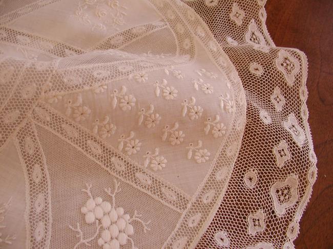 Merveilleux coussin rond en dentelle dite 'fond de bonnet' du 19ème siècle