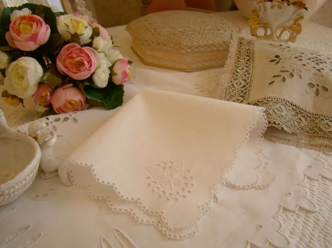 Très grâcieux mouchoir brodé d'un papillon et broderie anglaise