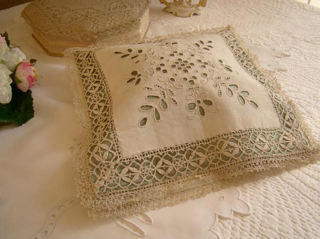 Merveilleuse pochette pour mouchoirs, broderie anglaise & dentelle fuseaux