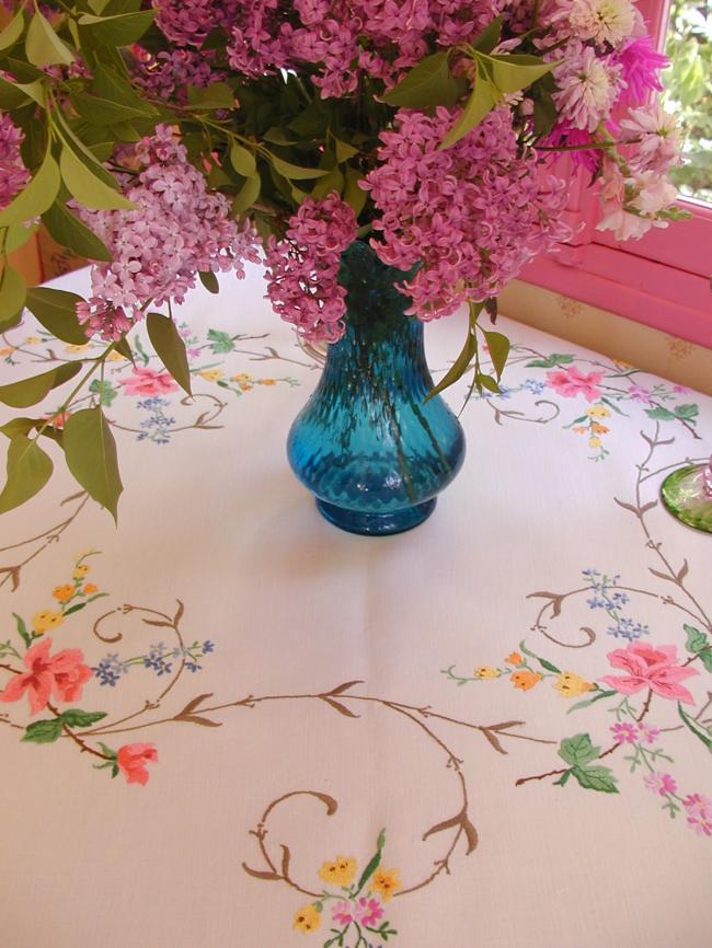 Somptuous tablecloth with hand-embroidered summer flowers and hand done lace