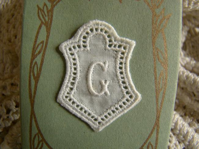 Joli monogramme G dans un cartouche ajouré de fine batiste 1900-20