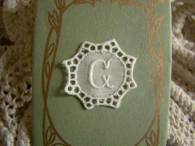 Adorable monogramme G dans un cartouche ajouré de fine batiste 1900-20