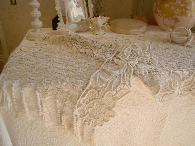 Sublime chemin de table fait en dentelle & crochet d'art au point de milan 1900