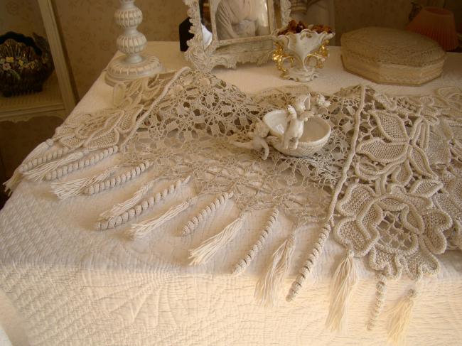 Sublime chemin de table fait en dentelle & crochet d'art au point de milan 1900