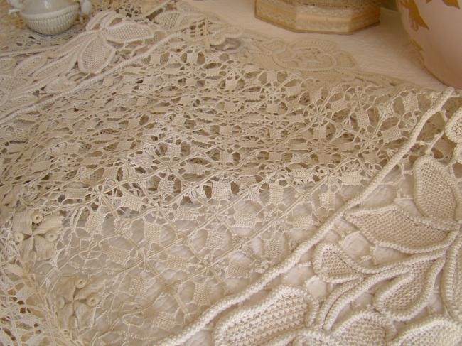 Sublime chemin de table fait en dentelle & crochet d'art au point de milan 1900