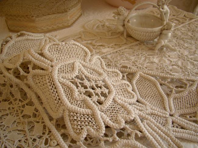 Sublime chemin de table fait en dentelle & crochet d'art au point de milan 1900