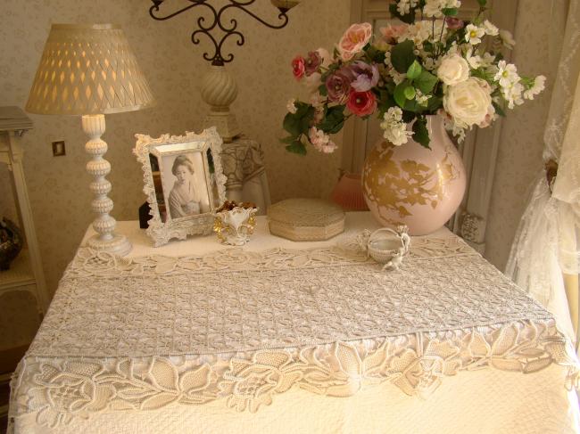 Sublime chemin de table fait en dentelle & crochet d'art au point de milan 1900